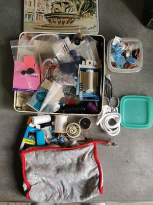 une valise remplie d'objets qui traînent par terre