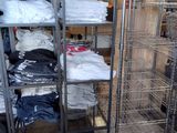 beaucoup de vêtements sur les étagères du magasin