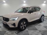 un SUV Volvo blanc garé dans un garage au sol carrelé