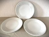 trois assiettes posées sur une table