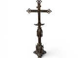 une vieille croix en métal sur fond blanc, avec un fond blanc