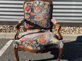 une vieille chaise avec un revêtement coloré, revêtement, revêtement, revêtement, revêtement, revêtement, revêtement, revêtement, revêtement