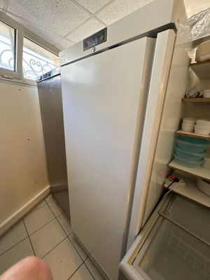 un réfrigérateur ouvert dans une petite cuisine