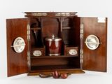 une petite armoire en bois contenant une bouteille de vin