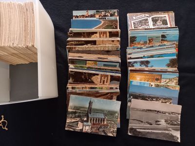 un lot de vieilles cartes postales posées sur une table