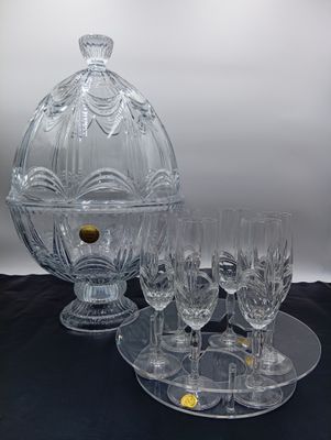 de nombreux verres à vin posés sur une table recouverte d'une cloche en verre