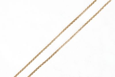 gros plan d'un collier avec une chaîne en or sur fond blanc