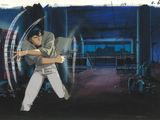 scène d'anime montrant un homme tenant une batte de baseball dans une pièce sombre