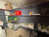de nombreux objets sur les étagères de la pièce