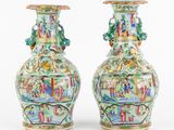 paire de vases chinois avec figures sur fond blanc