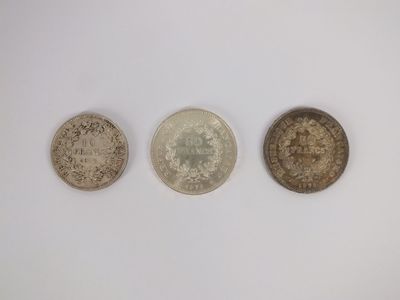 trois types de pièces différents posés sur une surface blanche