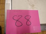 un autocollant rose sur lequel figure le chiffre 388