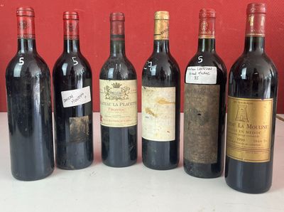 plusieurs bouteilles de vin sont alignées sur une table