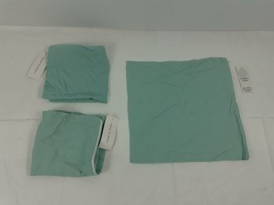 trois linges chirurgicaux posés sur un lit