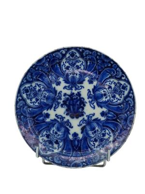 une assiette bleue et blanche ornée d'un motif floral