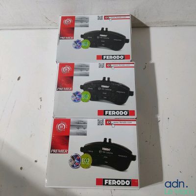 trois boîtes de plaquettes de frein Ferodo posées sur une surface blanche