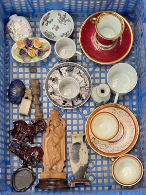 un panier bleu rempli d'assiettes et de tasses de toutes sortes