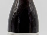 une bouteille de vin posée sur une table