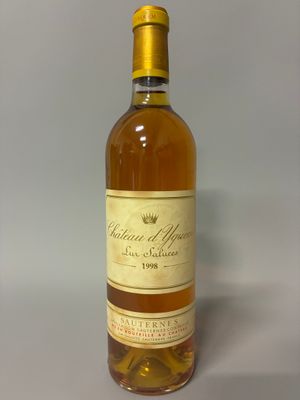 l'image d'une bouteille de vin posée sur une table