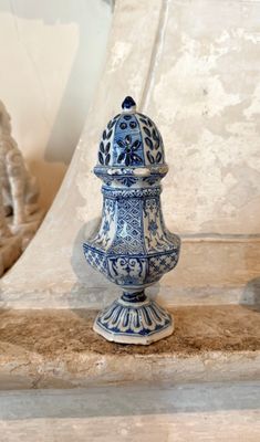 un vase bleu et blanc posé sur une table