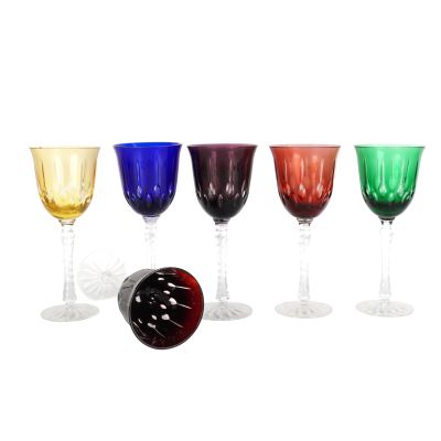 plusieurs verres à vin de couleurs différentes sont alignés