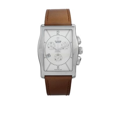 gros plan d'une montre sur fond blanc avec un bracelet marron