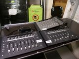 deux claviers et une table de mixage posés sur une table