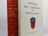 deux livres posés l'un à côté de l'autre sur une surface blanche