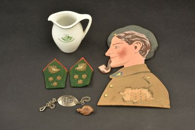 la photo d'une photo représentant un homme avec une pipe et d'autres objets