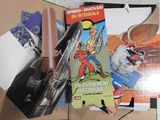 une pile de livres et une paire de ciseaux posés sur une table