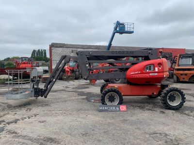 une nacelle élévatrice rouge garée sur un parking