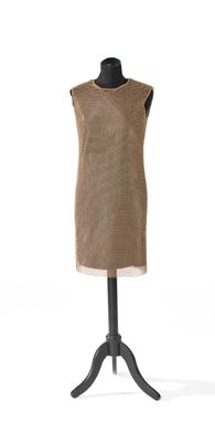 une photo d'une robe de mannequin posée sur un support, sur fond blanc