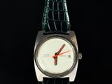 une image d'un gros plan d'une montre-bracelet sur une surface noire