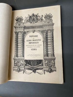 un livre ouvert avec, en arrière-plan, l'image d'un bâtiment
