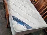 un matelas posé sur une table dans une pièce