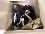 une boîte en carton contenant une paire de chaussures et un sac à main