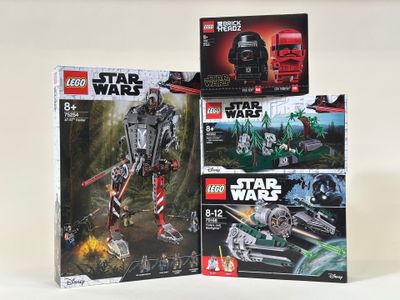 Trois figurines Lego Star Wars sont posées sur une surface blanche