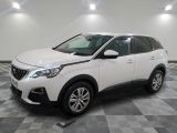 la voiture blanche est garée sur un carrelage à carreaux