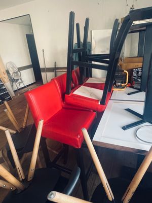 le nombre de chaises qui sont assises ensemble dans une pièce