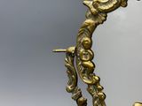 un miroir doré orné d'un dragon et d'un oiseau