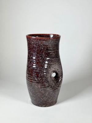 ACCOLAY Vase en céramique émaillée bordeaux de forme libre à…