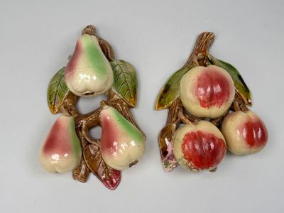 deux figurines représentant des fruits sur un fond blanc