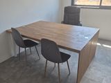 une table et deux chaises dans une pièce dotée d'une grande fenêtre