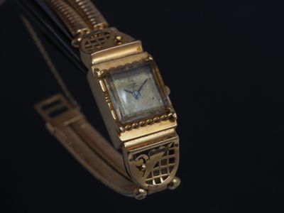 ANONYME Montre de dame en or jaune 18k. Boitier carré avec a…