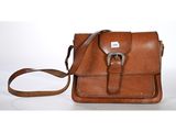 une photo d'un petit sac en cuir marron muni d'une bandoulière