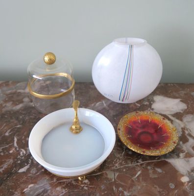 un bol d'eau et un bol de savon posés sur une table en marbre