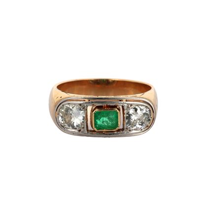 une bague ancienne sertie d'une émeraude et de diamants