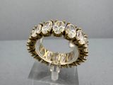 un gros plan d'une bague en diamant posée sur un socle transparent