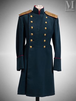 un manteau militaire bleu à boutons dorés, posé sur un présentoir pour mannequin