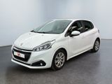 la petite voiture blanche est garée dans une grande pièce